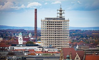 Entkernt: Das frühere Telekom-Hochhaus am Kesselbrink steht ohne Fassade dar.  - Mike-Dennis Müller / www.mdm.photo