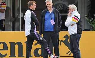 Offener Taktikaustausch: Weltmeister-Trainer der Basketballer, Gordon Herbert (M), und Fußball-Bundestrainer Julian Nagelsmann im Gespräch. - Christian Charisius/dpa
