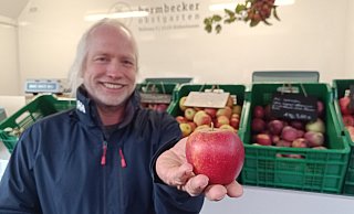 Dirk Meinen vom Bermbecker Obstgarten aus Hiddenhausen präsentiert einen allergikerfreundlichen Apfel. - Sven Hauhart