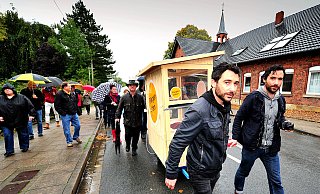 Vor 13 Jahren: Die Aktionskünstler Frank und Patrik Riklin ziehen das Fliegenhaus. - Archiv-Foto: Andreas Frücht
