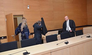 Rechtsanwalt Bernhard Menne (r.) nimmt seine Mandantin im Gerichtssaaal in Empfang. - Andreas Großpietsch