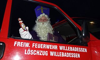 Der Nikolaus stattet den Mädchen und Jungen aus Willebadessen am 6. Dezember einen Besuch mit dem Feuerwehrauto ab. - Feuerwehr