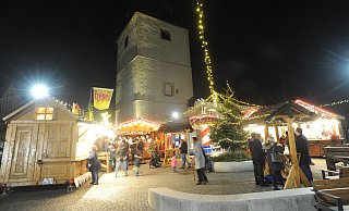 Der kleine Weihnachtsmarkt fand voriges Jahr wieder auf dem Rahdener Kirchplatz statt. Stand jetzt fällt er dieses Jahr aus. - Joern Spreen-Ledebur