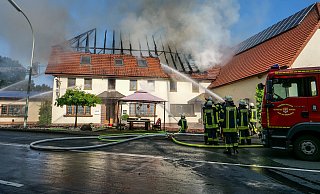 Der Großbrand in Helmenr beschäftigte die Feuerwehr Bad Wünnenberg bis in dne Sonntagmorgen. - Ralph Meyer