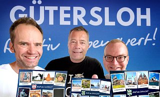 Die Gütersloher Lokalkabarettisten Andreas Neuhaus (von links), Jan Furtwängler und Matthias Borner von "Vox Rindvieh" werben für ihre Show zum 200-jährigen Stadtjubiläum mit Gag-Postkarten. "Damit gehen wir jetzt auch in Seriendruck." - Andreas Frücht