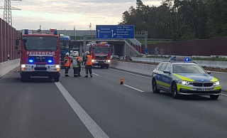 Die Autobahnpolizei sperrte während der Räumungsarbeiten die Fahrbahn Richtung Osnabrück auf Höhe der Abfahrt Halle für etwa eine Stunde. - Andreas Eickhoff