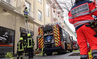 Der Mann, in dessen Wohnung es brannte, wird von der Feuerwehr über eine Leiter gerettet. - Dirk Windmöller