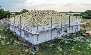 Der Rohbau eines Eigenheimes im brandenburgischen Petersdorf. - Foto: Patrick Pleul/dpa-Zentralbild/dpa