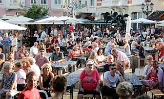So voll wie beim Weinmarkt auf dem Gänsemarkt beim Hoeker-Fest 2019 wird es wohl dieses Jahr noch nicht wieder werden dürfen. - Frank-Michael Kiel-Steinkamp