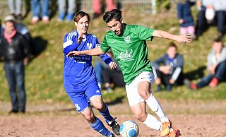 „Eigentlich zu gut für Hicret": Alaadin Nas, hier 2015 gegen TuS Jöllenbecks Peter Schmoranz (l.), brachte seinen Gegenspieler auch auf dem rustikalen Geläuf des Gleisdreiecks zur Verzweiflung. Deshalb gibt es ein dickes Lob von Nominator Ilhami Karabas. - Christian Weische