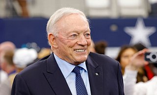 Jerry Jones nannte einen gezeigten Mittelfinger beim Sieg gegen die Jets "unabsichtlich". (Archiv-Foto) - Gareth Patterson/AP/dpa