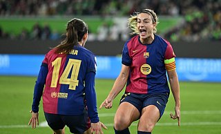 Die vielfach ausgezeichneten Aitana Bonmatí und Alexia Putellas jubeln auch gegen den FC Bayern (Archivbild) - Swen Pförtner/dpa