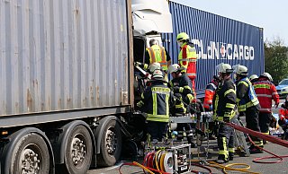 Im September vergangenen Jahres wurde ein Kleinbus an einem Stauende auf der A 44 zwischen zwei Lastzügen geradezu zermalmt. Vier Insassen starben, der Lkw-Fahrer wurde schwer verletzt. - Archiv/Ralph Meyer