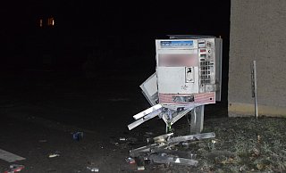 Weil sie pleite waren, sprengten drei junge Männer aus dem Kreis Höxter einen Zigarettenautomaten in Marienmünster-Vörden. Vergleichbar mit diesem, der in Kirchlengern durch eine Explosion zerstört wurde. - Polizei Herford