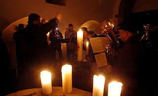 Der Rahdener Posaunenchor musizierte zum Auftakt des Weihnachtsmarktes am 25. November 2005 im Schein der Kerzen. Kurz vor der Eröffnung war in Rahden und Teilen Westfalens bei einem Wintereinrich der Strom ausgefallen. - Archiv Joern Spreen-Ledebur