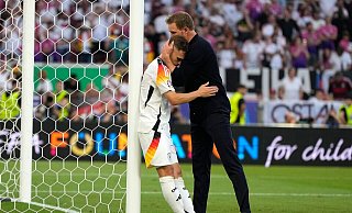 Bundestrainer Julian Nagelsmann tröstet Joshua Kimmich nach dem EM-Aus gegen Spanien. - Matthias Schrader/AP/dpa