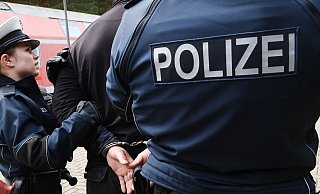 Auszubildende für den Polizeidienst stellen am 10.04.2017 im Bundespolizei Aus- und Fortbildungszentrum in Neustrelitz (Mecklenburg-Vorpommern) eine Szene aus dem polizeilichen Alltag nach. Die Auszubildenden in Neustrelitz kommen aus allen Bundesländern. Wenn sie fertig sind, gehören etwa der Flughafen München, die Bahnhöfe in Leipzig und in Köln ebenso zum Einsatzgebiet, wie Berlin und die Häfen und Straßen in Mecklenburg-Vorpommern. Foto: Stefan Sauer/dpa-Zentralbild/dpa - picture alliance / Stefan Sauer/dpa-Zentralbild/dpa