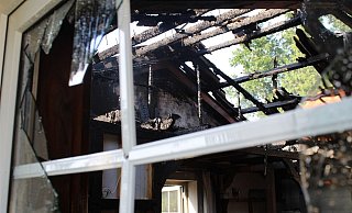 Die Halle wurde durch den Brand erheblich in Mitleidenschaft gezogen. - Polizei Minden-Lübbecke