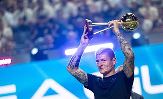 Die Trophäe für den Fußballer des Jahres 2024 erfüllt Toni Kroos mit Stolz. - Marius Becker/dpa