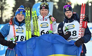 Die Norweger Sturla Holm Laegreid (rechts) und Martin Uldal (Mitte) mit dem Ukrainer Dmytro Pidrutschnji. - Martin Schutt/dpa