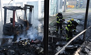 Unter Atemschutz löschen die Feuerwehrleute Müll und verhinderten ein Übergreifen der Flammen. - Jonas Damme