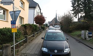 Blick von unten: Hier geht es oben links in den Pellaweg, rechts in den Stephanusweg. Wenn man durchkommt. - Kurt Ehmke