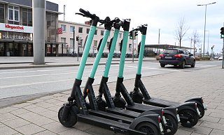 160 E-Scooter sind zum Start in Paderborn aufgestellt worden. - Holger Kosbab