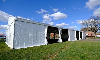 Blasheimer Markt: Auf dem Platz, auf dem vor der Pandemie ausgelassenes Kirmestreiben im Herbst herrscht, wird jetzt ein Corona-Testzentrum für kostenlose Antigen-Schnelltests errichtet. - Heike von Schulz