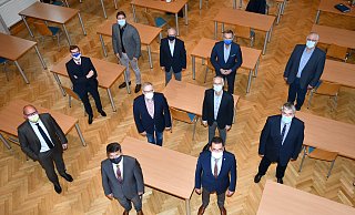 Landrat Michael Stickeln (vorn, Mitte) begrüßte die Bürgermeister zur ersten Konferenz nach der Wahl; Johannes Schlütz (Nieheim; vorn, v. l.) und Sprecher Carsten Torke (Steinheim) sowie Tobias Scherf (Warburg; dahinter, v. l.), Kreisdirektor Klaus Schumacher, Josef Suermann (Marienmünster), stellvertretender Sprecher Hermann Temme (Brakel) sowie Nicolas Aisch (Borgentreich, hinten, v. l.), Hubertus Grimm (Beverungen), Burkhard Deppe (Bad Driburg) und der Allgemeine Vertreter des Bürgermeisters der Stadt Höxter, Lothar Stadermann. - Kreis Höxter