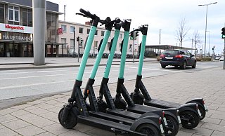160 E-Scooter sind zum Start in Paderborn aufgestellt worden. Der Anbieter Tier möchte das Angebot gerne ausweiten. - Holger Kosbab