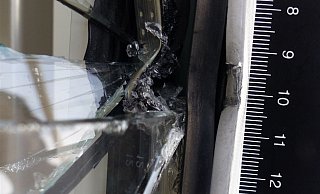 Bei ihren Ermittlungen zu der Einbruchsserie sicherten die Beamten die Spuren, wie hier an einer Terrassentür. Foto: Polizei Minden-Lübbecke - Polizei Minden-Lübbecke