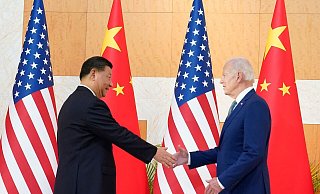 US-Präsident Joe Biden schüttelt dem chinesischen Präsidenten Xi Jinping bei ihrem Treffen vor dem G20-Gipfel die Hand. - Alex Brandon/AP/dpa