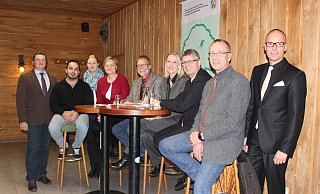 Auf dem Podium: Markus Hagemann (Ortsbürgermeister von Niesen, v. l.), Achmed Yazjy aus Syrien, Übersetzerin Theresa Bußmann, Gemeindereferentin Ursula Bußmann, Verena Homburg, Leiterin der Arbeitsagentur-Geschäftsstelle Höxter-Warburg, Bundestagsabgeordneter Christian Haase (CDU), Bürgermeister Hans Hermann Bluhm, Heiko Hansmann, CDU-Stadtverbandsvorsitzender und Ortsbürgermeister von Engar. - Saskia Jochheim
