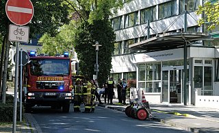 In der Klinik am Park am Westkorso hat ein Zimmer gebrannt. Rund 160 Patienten und 50 Mitarbeiter mussten das Gebäude verlassen. - Thorsten Gödecker