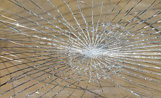 Zahlreiche Scheiben gingen zu Bruch - Symbolfoto: Pixabay