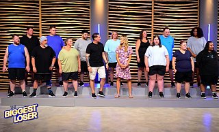 Vor dem Wiegen macht sich Nervosität breit - auch bei Jessica (vorne, 2. v. r.). Am Ende zeigt sich die Löhnerin sprachlos. - Seven.One Entertainment Group GmbH