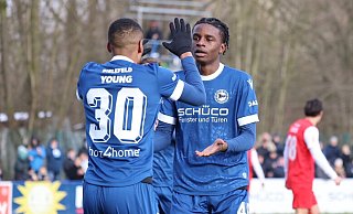 Doppeltorschütze für Arminia in der ersten Halbzeit: Daniel Sumbu (hier mit Isaiah Young) empfiehlt sich für die Startelf auch beim Rückrundenauftakt in einer Woche gegen Energie Cottbus. - Oliver Krato