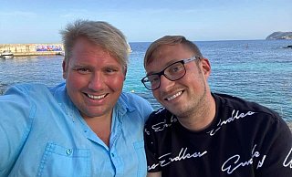 Sven (l.) und Sebi Florijan sind froh, auf der Ferieninsel Mallorca endlich durchstarten zu können. Nicht nur beruflich, sondern auch privat läuft es bei dem Ehepaar. - Privat/Florijan