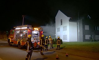 Feuerwehrleute rüsten sich aus, um den Brand in der Tiefgarage am Königsbuscher Weg zu bekämpfen. - Ralph Meyer