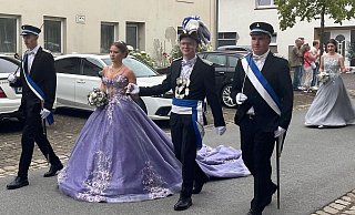 Das junge Bonenburger Königspaar, Bastian Tewes und Marlen Wiemers, bezaubert Bonenburg. - Sophia Bruch