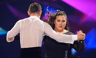 Raus aus der Komfortzone: Am Freitag legte „Selfiesandra“ mit ihrem Tanzpartner Zsolt Sándor Cseke eine Rumba hin, die das Publikum mit viel Applaus begleitete. - Foto: RTL / Stefan Gregorowius