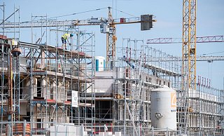 Die aus Sicht der Bauindustrie für die breite Bevölkerung besonders wichtigen Neubaugenehmigungen von Mehrfamilienhäusern stiegen im ersten Halbjahr 2021 um 1,9 Prozent. - Foto: Julian Stratenschulte/dpa