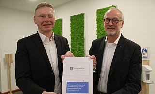Bürgermeister Andreas Hüffmann und Kämmerer Andreas Frenzel bei der Vorstellung des Haushaltplans für 2022. - Anastasia von Fugler