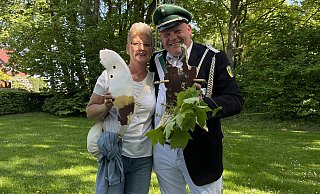 Marcus Loeper ist neuer König in Weiberg. Zur Königin nimmt er seine Frau Isabella. - Johannes Büttner