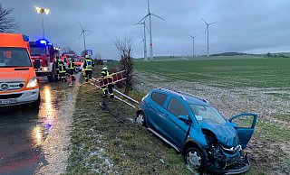 Der Opel Karl wurde bei dem Frontalzusammenstoß eine Böschung hinunter geschleudert. - Ralph Meyer