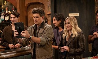 Neue Serie, alte Idee: Der Ableger der Kultserie «How I Met Your Mother» startete am 8. Juni 2022 auf Disney+. - Foto: Patrick Wymore/Hulu/Disney+/dpa