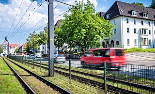 Wenn die Kreuzstraße für die breiteren Vamos-Stadtbahnen umgebaut werden muss, könnte auf dem Gelände des früheren Lutherstiftes (rechts im Bild) auch ein Parkhaus entstehen. - Barbara Franke