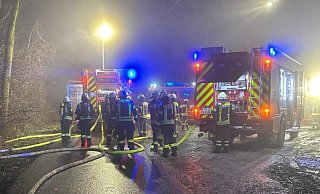 Mit den Löschfahrzeugen kam die Feuerwehr nur bis zum Waldrand. Der Weg zur brennenden Scheune musste freigeschnitten werden. - Feuerwehr Borchen