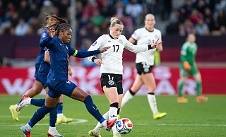 Franziska Kett (Mitte) zeigte einen starken Auftritt gegen Frankreich. - Marius Becker/dpa