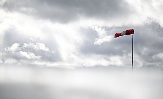 Das Wetter bleibt stürmisch - vor allem an der Küste und auf den Bergen. - Marius Bulling/dpa